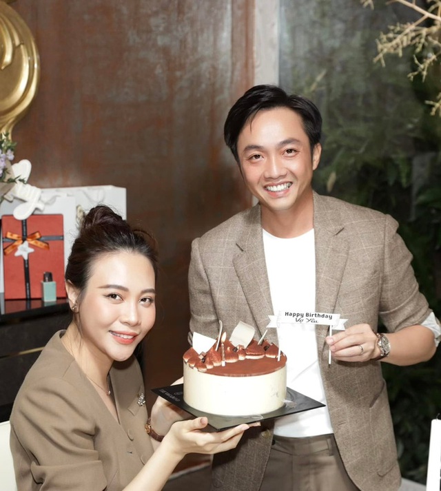 Hội nhà giàu rầm rộ không khí Noel: Toàn cây thông to đùng vật vã, nhà tỷ phú Johnathan Hạnh Nguyễn về đích khoản hoành tráng - Ảnh 7. Hội nhà giàu rầm rộ không khí Noel: Toàn cây thông to đùng vật vã, nhà tỷ phú Johnathan Hạnh Nguyễn về đích khoản hoành tráng - Ảnh 7.