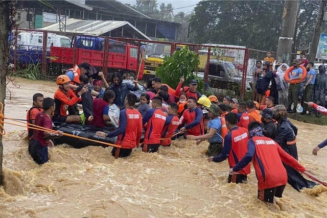 Hình ảnh người dân Philippines sơ tán khẩn cấp do siêu bão Rai đổ bộ - Ảnh 9.