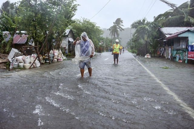 Hình ảnh người dân Philippines sơ tán khẩn cấp do siêu bão Rai đổ bộ - Ảnh 10.
