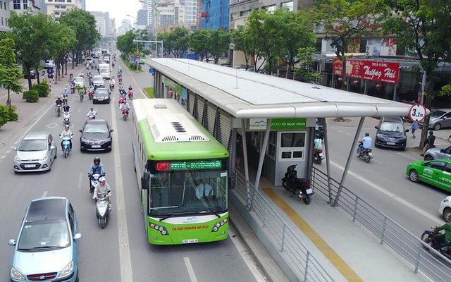 Xe buýt nhanh BRT Hà Nội ở nhà chờ.