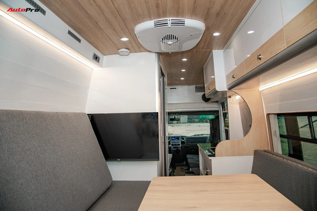 Sắm motorhome giá hơn 2 tỷ đồng, Ngọc Trinh nức nở khen rẻ, để lộ không gian riêng tư với nhiều đồ cực chill để cắm trại dài ngày - Ảnh 9.