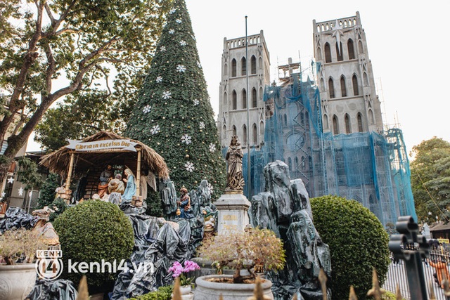 Ảnh: Cuối tuần nắng đẹp, giới trẻ Hà Nội đổ về Nhà thờ lớn chụp ảnh với cây thông khổng lồ - Ảnh 13.