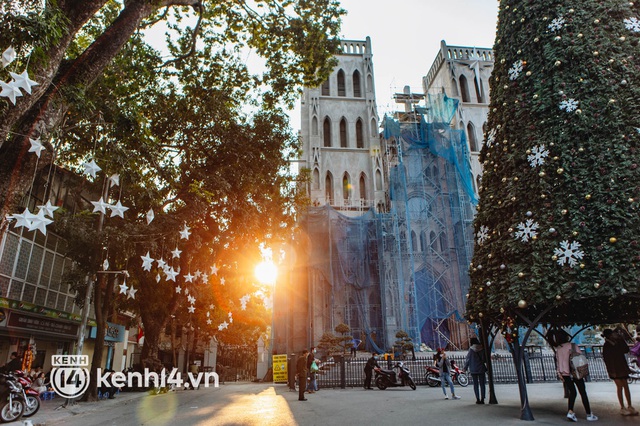 Ảnh: Cuối tuần nắng đẹp, giới trẻ Hà Nội đổ về Nhà thờ lớn chụp ảnh với cây thông khổng lồ - Ảnh 5.