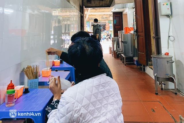  2 hàng phở bò không ăn chanh ở Hà Nội: Mỗi nơi một vẻ khiến dân tình không ngừng tranh cãi xem quán nào ngon hơn - Ảnh 7.