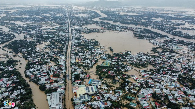 Những hình ảnh khó quên trong 3 ngày mưa lớn tại miền Trung: Ô tô cưỡi lũ, thủy điện xả kinh hoàng, dân lội nước vẫy tay gọi cứu trợ - Ảnh 1.