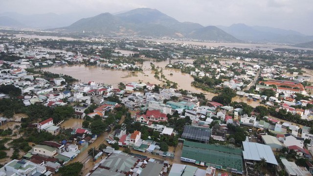 Những hình ảnh khó quên trong 3 ngày mưa lớn tại miền Trung: Ô tô cưỡi lũ, thủy điện xả kinh hoàng, dân lội nước vẫy tay gọi cứu trợ - Ảnh 2.