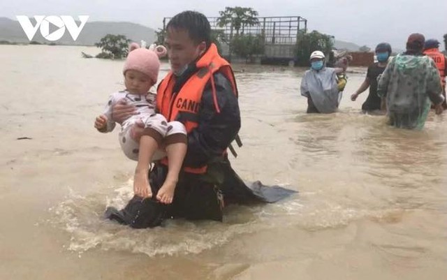 Những hình ảnh khó quên trong 3 ngày mưa lớn tại miền Trung: Ô tô cưỡi lũ, thủy điện xả kinh hoàng, dân lội nước vẫy tay gọi cứu trợ - Ảnh 11.