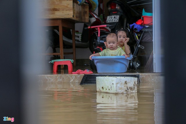 Những hình ảnh khó quên trong 3 ngày mưa lớn tại miền Trung: Ô tô cưỡi lũ, thủy điện xả kinh hoàng, dân lội nước vẫy tay gọi cứu trợ - Ảnh 12.