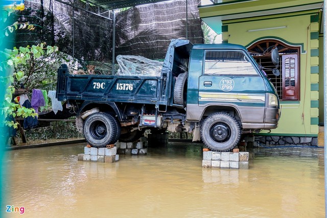 Những hình ảnh khó quên trong 3 ngày mưa lớn tại miền Trung: Ô tô cưỡi lũ, thủy điện xả kinh hoàng, dân lội nước vẫy tay gọi cứu trợ - Ảnh 13.