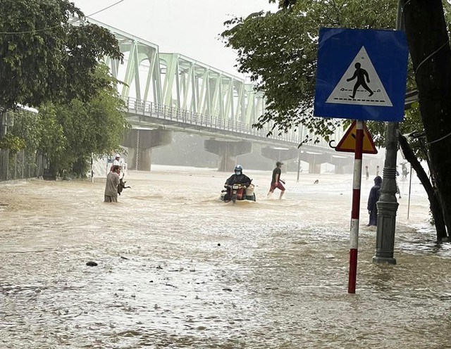 Những hình ảnh khó quên trong 3 ngày mưa lớn tại miền Trung: Ô tô cưỡi lũ, thủy điện xả kinh hoàng, dân lội nước vẫy tay gọi cứu trợ - Ảnh 15.