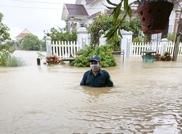 Những hình ảnh khó quên trong 3 ngày mưa lớn tại miền Trung: Ô tô cưỡi lũ, thủy điện xả kinh hoàng, dân lội nước vẫy tay gọi cứu trợ - Ảnh 16.