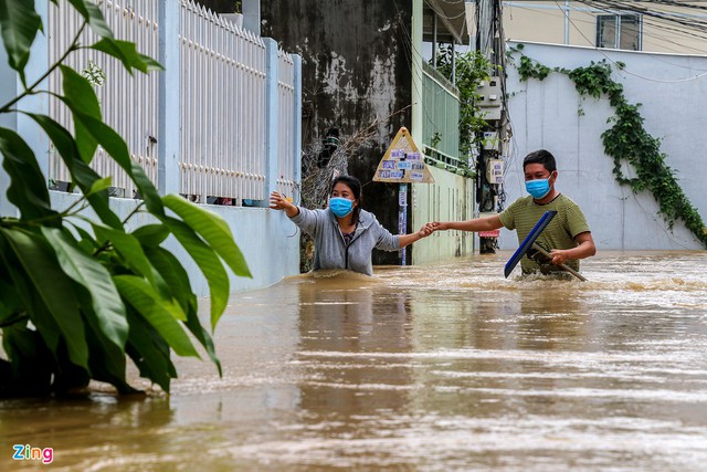 Những hình ảnh khó quên trong 3 ngày mưa lớn tại miền Trung: Ô tô cưỡi lũ, thủy điện xả kinh hoàng, dân lội nước vẫy tay gọi cứu trợ - Ảnh 17.