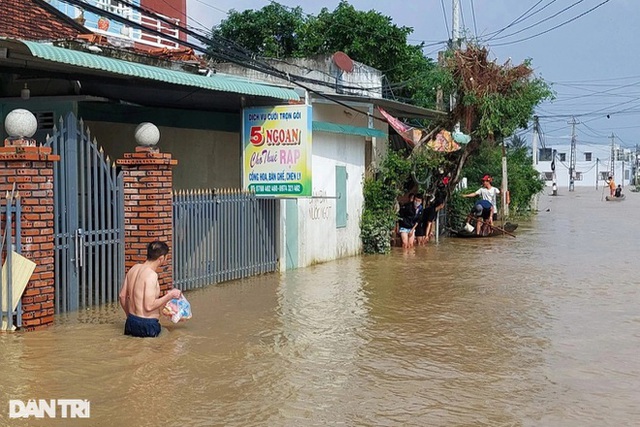 Những hình ảnh khó quên trong 3 ngày mưa lớn tại miền Trung: Ô tô cưỡi lũ, thủy điện xả kinh hoàng, dân lội nước vẫy tay gọi cứu trợ - Ảnh 18.