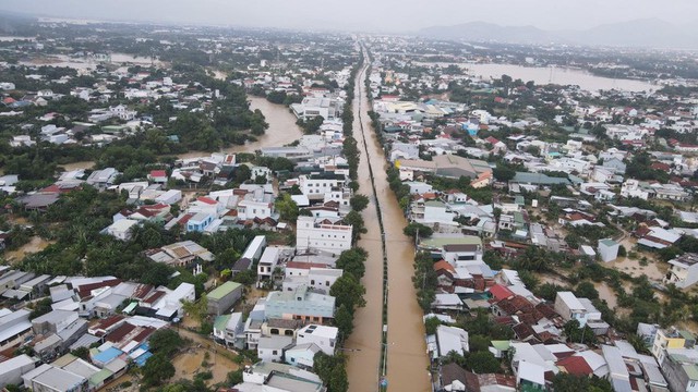 Những hình ảnh khó quên trong 3 ngày mưa lớn tại miền Trung: Ô tô cưỡi lũ, thủy điện xả kinh hoàng, dân lội nước vẫy tay gọi cứu trợ - Ảnh 3.
