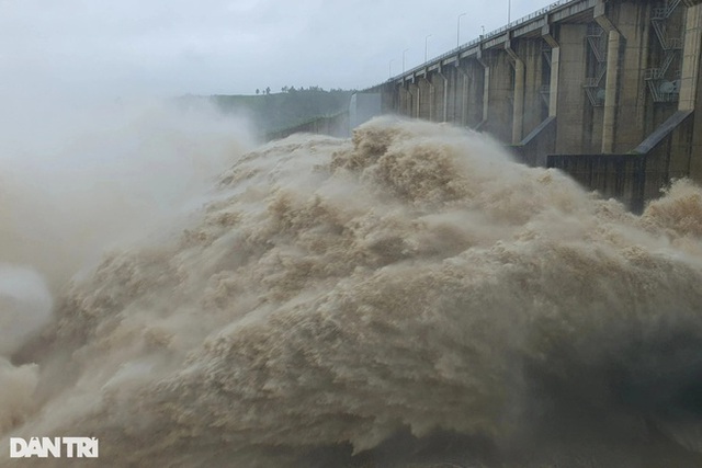 Những hình ảnh khó quên trong 3 ngày mưa lớn tại miền Trung: Ô tô cưỡi lũ, thủy điện xả kinh hoàng, dân lội nước vẫy tay gọi cứu trợ - Ảnh 4.