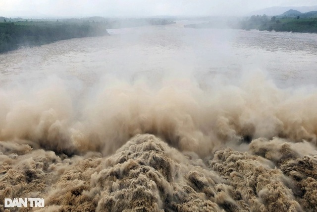 Những hình ảnh khó quên trong 3 ngày mưa lớn tại miền Trung: Ô tô cưỡi lũ, thủy điện xả kinh hoàng, dân lội nước vẫy tay gọi cứu trợ - Ảnh 5.