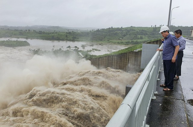 Những hình ảnh khó quên trong 3 ngày mưa lớn tại miền Trung: Ô tô cưỡi lũ, thủy điện xả kinh hoàng, dân lội nước vẫy tay gọi cứu trợ - Ảnh 6.