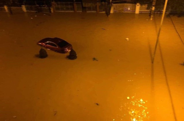 Những hình ảnh khó quên trong 3 ngày mưa lớn tại miền Trung: Ô tô cưỡi lũ, thủy điện xả kinh hoàng, dân lội nước vẫy tay gọi cứu trợ - Ảnh 7.