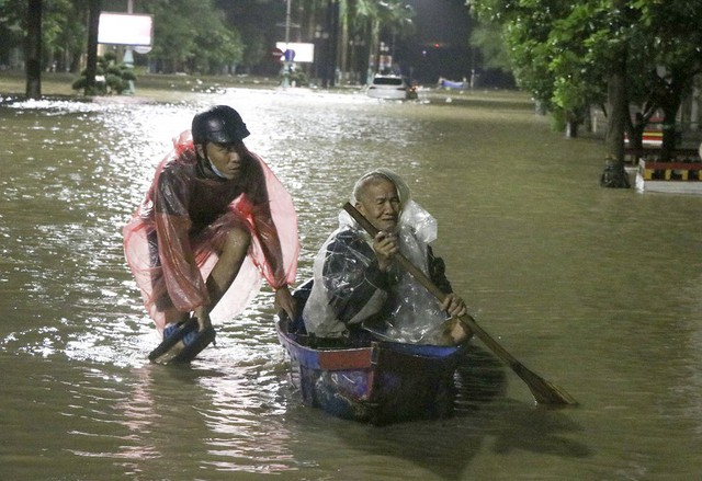 Những hình ảnh khó quên trong 3 ngày mưa lớn tại miền Trung: Ô tô cưỡi lũ, thủy điện xả kinh hoàng, dân lội nước vẫy tay gọi cứu trợ - Ảnh 8.