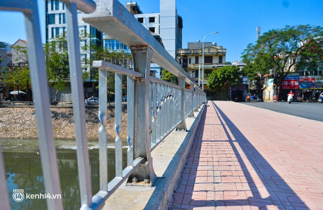  Ảnh: Cận cảnh cây cầu 38 tỷ đồng bắc qua sông Tô Lịch vừa hoàn thành, nối 2 quận ở Hà Nội - Ảnh 8.