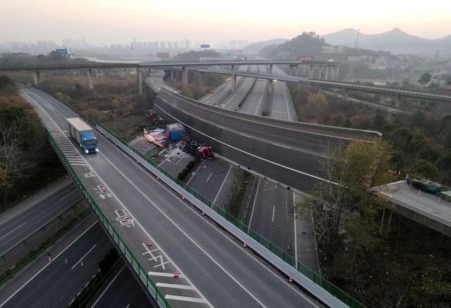  Cầu vượt sập ở Trung Quốc: Lý do trụ cầu không chịu nổi xe tử thần, lật úp như phim - Ảnh 1.