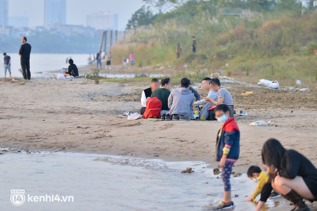  Hàng trăm người dân ở Hà Nội vẫn tụ tập cắm trại, cởi bỏ khẩu trang bất chấp dịch Covid-19 diễn biến phức tạp - Ảnh 12.