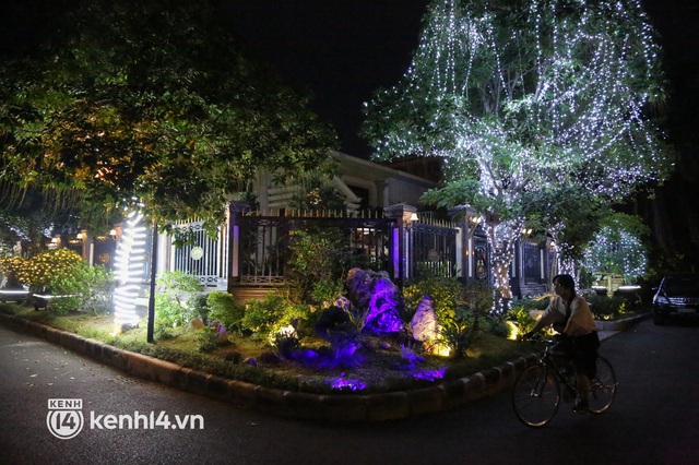  Ảnh: Khu nhà giàu Sài Gòn trang hoàng rực rỡ cho những căn biệt thự triệu USD để đón Noel và năm mới 2022 - Ảnh 14.