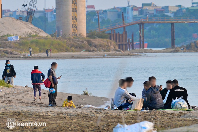  Hàng trăm người dân ở Hà Nội vẫn tụ tập cắm trại, cởi bỏ khẩu trang bất chấp dịch Covid-19 diễn biến phức tạp - Ảnh 13.