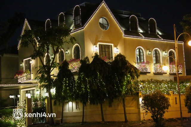  Ảnh: Khu nhà giàu Sài Gòn trang hoàng rực rỡ cho những căn biệt thự triệu USD để đón Noel và năm mới 2022 - Ảnh 16.