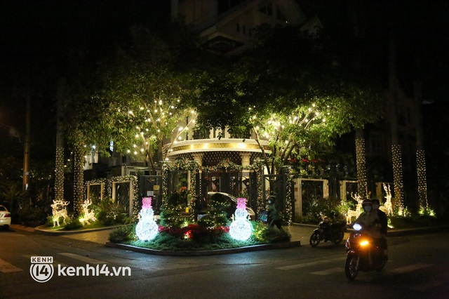  Ảnh: Khu nhà giàu Sài Gòn trang hoàng rực rỡ cho những căn biệt thự triệu USD để đón Noel và năm mới 2022 - Ảnh 17.