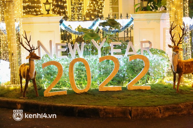  Ảnh: Khu nhà giàu Sài Gòn trang hoàng rực rỡ cho những căn biệt thự triệu USD để đón Noel và năm mới 2022 - Ảnh 4.