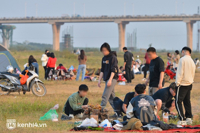  Hàng trăm người dân ở Hà Nội vẫn tụ tập cắm trại, cởi bỏ khẩu trang bất chấp dịch Covid-19 diễn biến phức tạp - Ảnh 3.