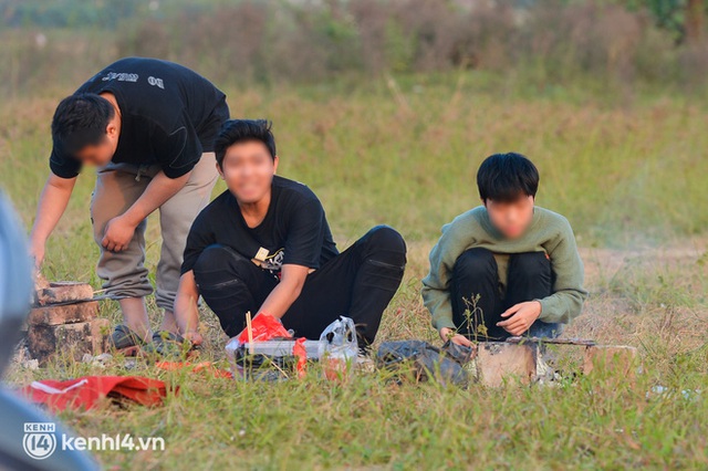  Hàng trăm người dân ở Hà Nội vẫn tụ tập cắm trại, cởi bỏ khẩu trang bất chấp dịch Covid-19 diễn biến phức tạp - Ảnh 4.
