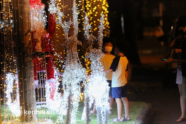  Ảnh: Khu nhà giàu Sài Gòn trang hoàng rực rỡ cho những căn biệt thự triệu USD để đón Noel và năm mới 2022 - Ảnh 6.