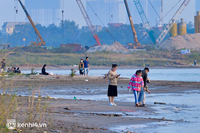  Hàng trăm người dân ở Hà Nội vẫn tụ tập cắm trại, cởi bỏ khẩu trang bất chấp dịch Covid-19 diễn biến phức tạp - Ảnh 5.