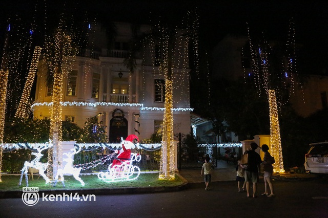  Ảnh: Khu nhà giàu Sài Gòn trang hoàng rực rỡ cho những căn biệt thự triệu USD để đón Noel và năm mới 2022 - Ảnh 7.