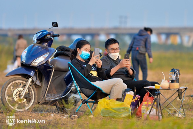  Hàng trăm người dân ở Hà Nội vẫn tụ tập cắm trại, cởi bỏ khẩu trang bất chấp dịch Covid-19 diễn biến phức tạp - Ảnh 6.
