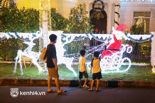  Ảnh: Khu nhà giàu Sài Gòn trang hoàng rực rỡ cho những căn biệt thự triệu USD để đón Noel và năm mới 2022 - Ảnh 8.