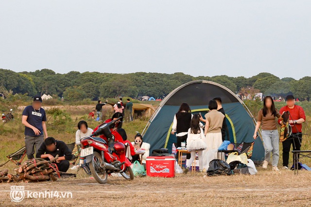  Hàng trăm người dân ở Hà Nội vẫn tụ tập cắm trại, cởi bỏ khẩu trang bất chấp dịch Covid-19 diễn biến phức tạp - Ảnh 7.