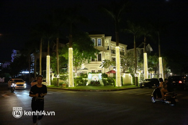  Ảnh: Khu nhà giàu Sài Gòn trang hoàng rực rỡ cho những căn biệt thự triệu USD để đón Noel và năm mới 2022 - Ảnh 9.