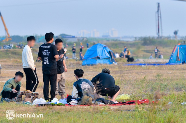  Hàng trăm người dân ở Hà Nội vẫn tụ tập cắm trại, cởi bỏ khẩu trang bất chấp dịch Covid-19 diễn biến phức tạp - Ảnh 8.