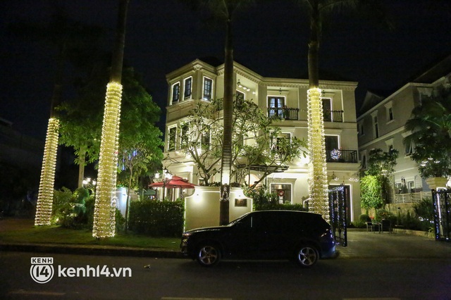  Ảnh: Khu nhà giàu Sài Gòn trang hoàng rực rỡ cho những căn biệt thự triệu USD để đón Noel và năm mới 2022 - Ảnh 10.