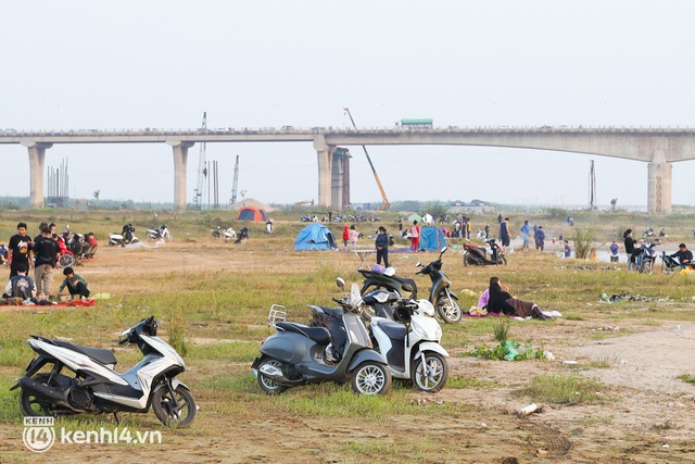  Hàng trăm người dân ở Hà Nội vẫn tụ tập cắm trại, cởi bỏ khẩu trang bất chấp dịch Covid-19 diễn biến phức tạp - Ảnh 9.