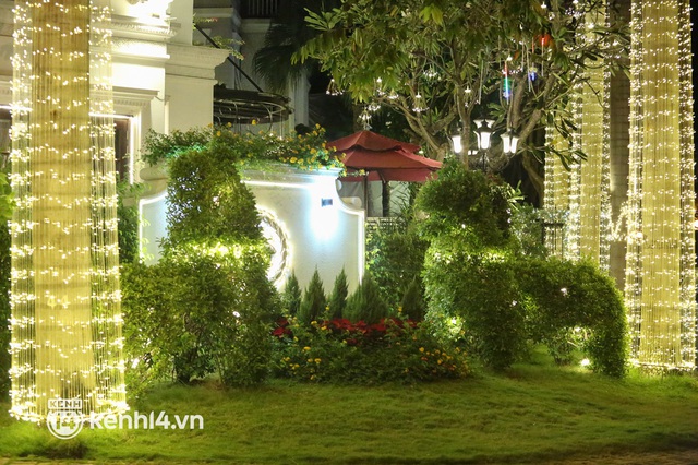  Ảnh: Khu nhà giàu Sài Gòn trang hoàng rực rỡ cho những căn biệt thự triệu USD để đón Noel và năm mới 2022 - Ảnh 11.