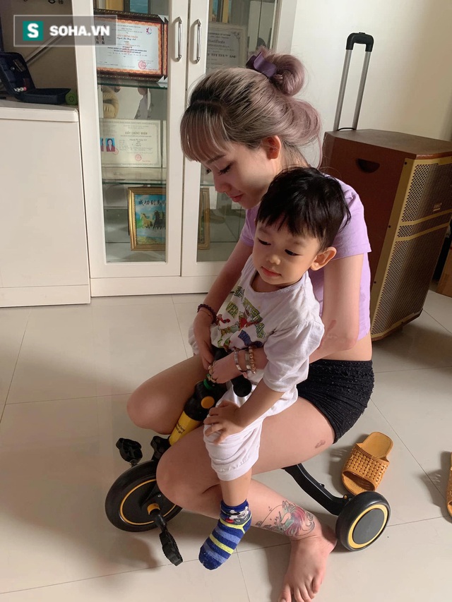 Hai tay teo nhỏ, single mom Đà Lạt lấy chân chăm con, trở thành giám đốc không cần chu cấp - Ảnh 3.