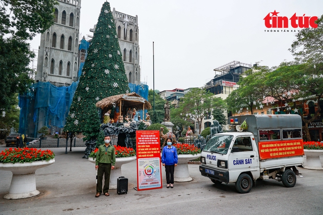Hà Nội cấm các phương tiện và hạn chế người dân ra vào khu vực Nhà Thờ lớn - Ảnh 1. Hà Nội cấm các phương tiện và hạn chế người dân ra vào khu vực Nhà Thờ lớn - Ảnh 1.