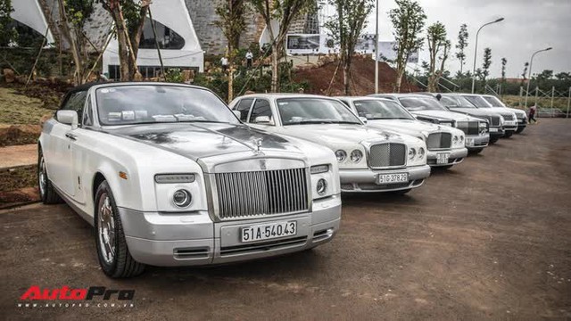 Bị bỏ mặc ở Hà Nội, Rolls-Royce Ghost tiền tỷ của doanh nhân Đặng Lê Nguyên Vũ bám bụi, xẹp bóng hơi đầy xót xa - Ảnh 2.