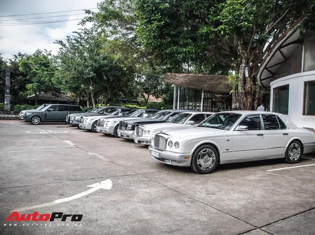 Bị bỏ mặc ở Hà Nội, Rolls-Royce Ghost tiền tỷ của doanh nhân Đặng Lê Nguyên Vũ bám bụi, xẹp bóng hơi đầy xót xa - Ảnh 4.