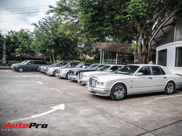 Bị bỏ mặc ở Hà Nội, Rolls-Royce Ghost tiền tỷ của doanh nhân Đặng Lê Nguyên Vũ bám bụi, xẹp bóng hơi đầy xót xa - Ảnh 4. Bị bỏ mặc ở Hà Nội, Rolls-Royce Ghost tiền tỷ của doanh nhân Đặng Lê Nguyên Vũ bám bụi, xẹp bóng hơi đầy xót xa - Ảnh 4.