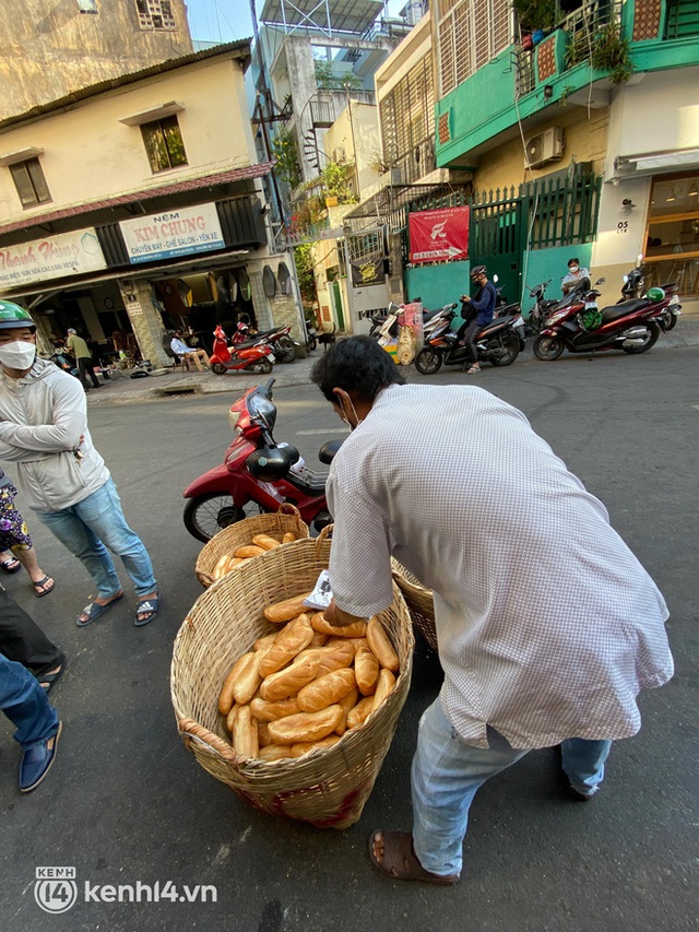  Một chi tiết nhỏ trong quy trình làm bánh mì Huỳnh Hoa cho thấy sự cầu kỳ khủng khiếp của chủ quán, bảo sao hàng chục năm vẫn nổi tiếng - Ảnh 5.